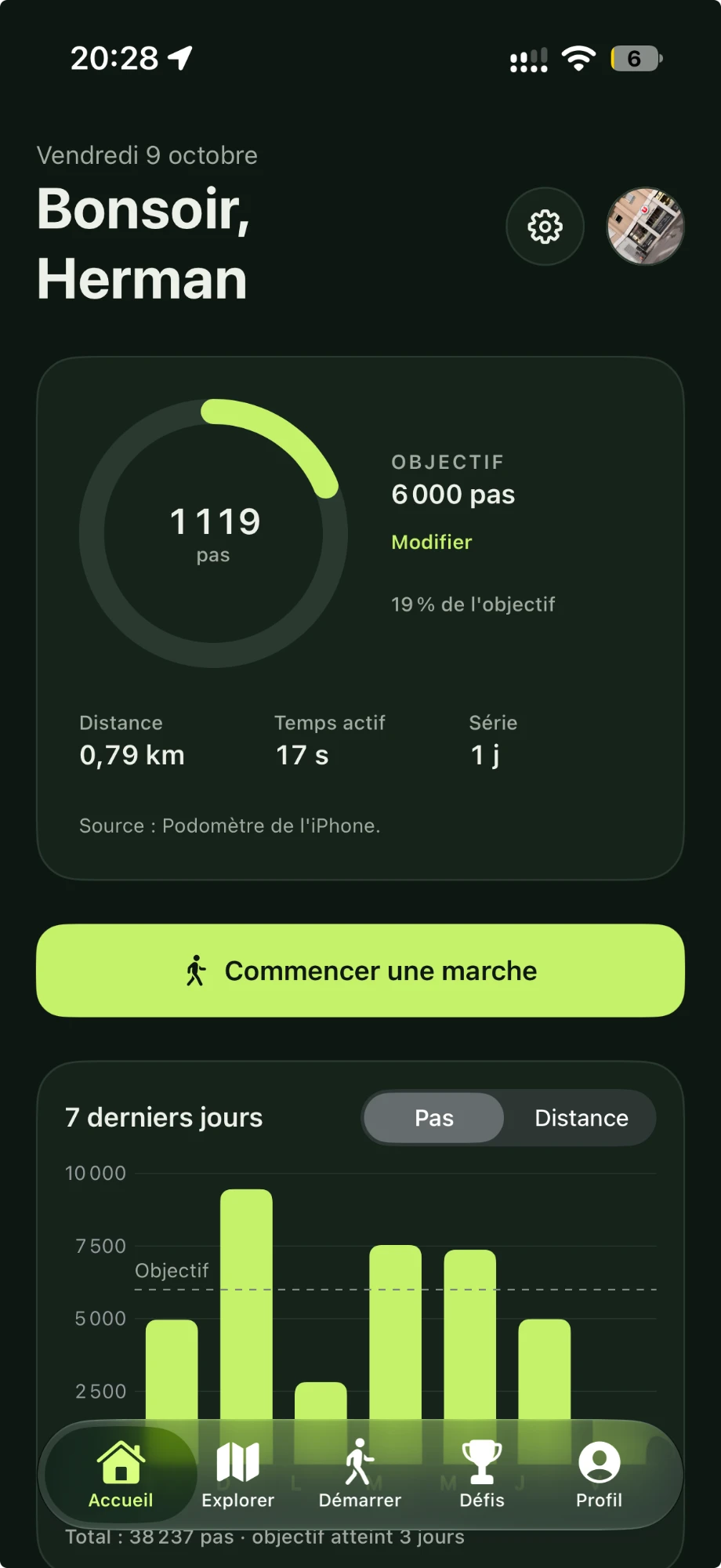 Écran d’accueil de l’application ZONMI en mode nuit : 1 119 pas sur un objectif de 6 000, distance, temps actif et graphique des 7 derniers jours